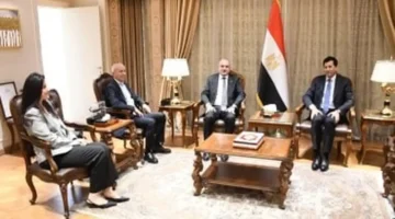 وزير الشباب والرياضة يعقد لقاءً مع رئيس الاتحاد الدولي للسلاح لتعزيز التعاون الرياضي الدولي 1